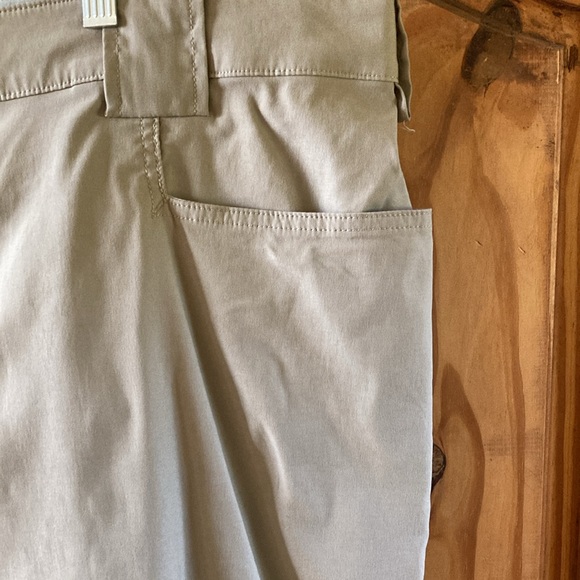 Men’s Duluth Flex Dry On The Fly light tan flat front cargo shorts size 48 - Picture 4 of 10